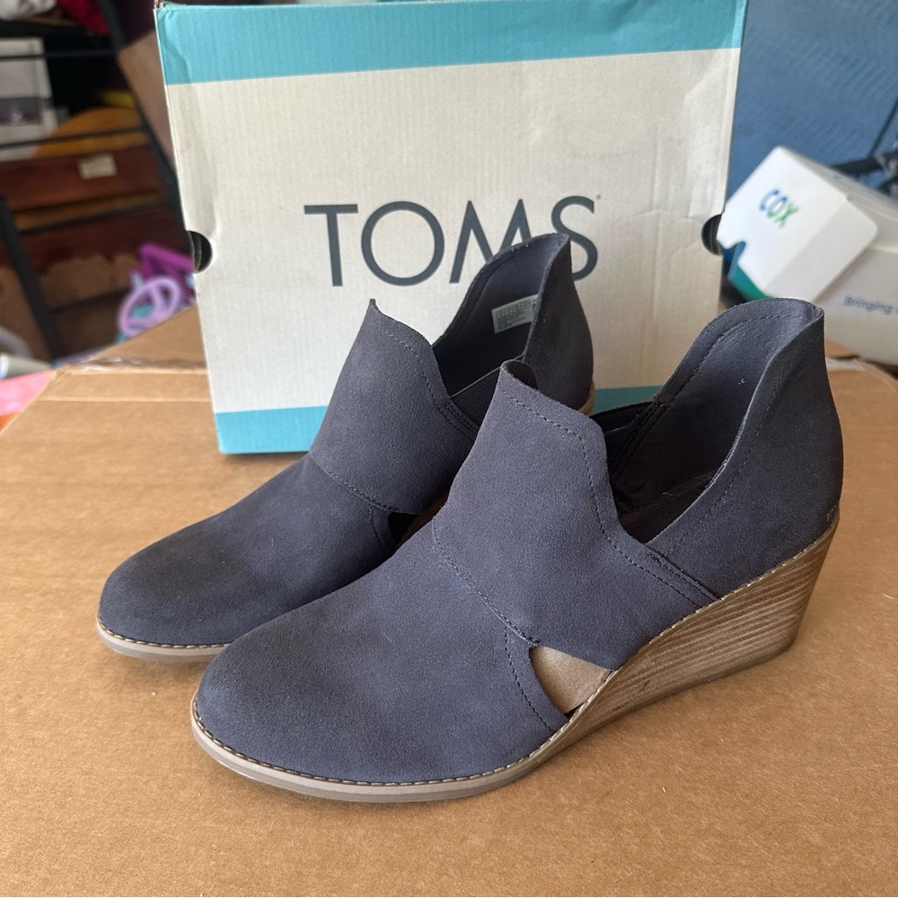 TOMS women’s Kallie Cutout black suede wedge boots size 10